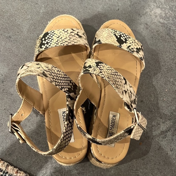 Steve Madden platform snakeskin sandals - Picture 3 of 5